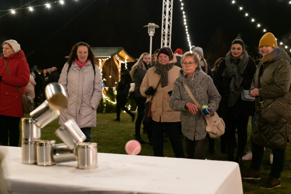 Glühwein und Lebkuchenherzen auf dem Mitarbeiter-Weihnachtsmarkt